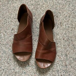 Bueno Women’s Tanner Sandal-Brown